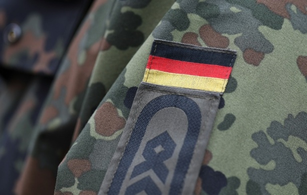 Bild vergrößern: Bundestag stimmt mit großer Mehrheit für Veteranentag am 15. Juni