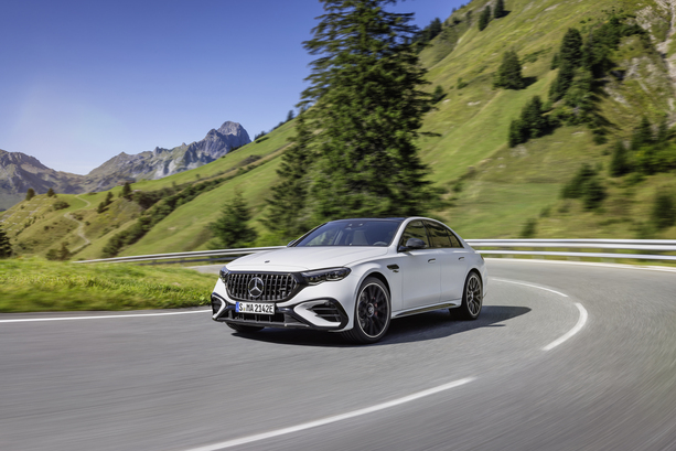Bild vergrößern: Mercedes-AMG E 53 Hybrid 4Matic+ - Strom für Power und Umwelt