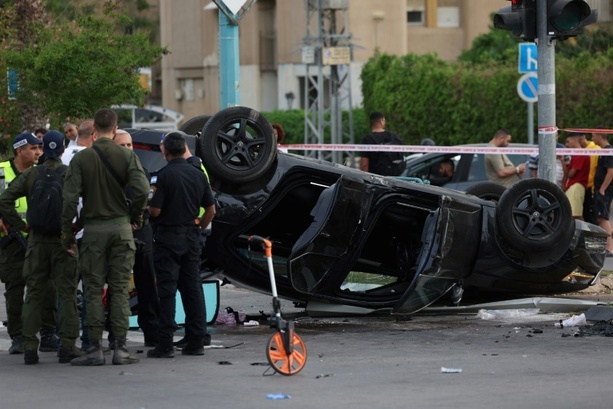 Bild vergrößern: Junge Frau in Israel angegriffen - Minister bei Autounfall verletzt