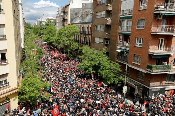 Bild vergrößern: Tausende demonstrieren für Verbleib von Spaniens Regierungschef Snchez im Amt