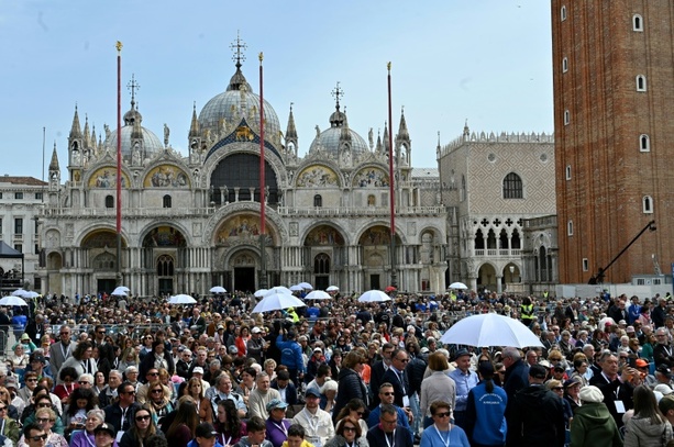 Bild vergrößern: Erste Reise seit Monaten: Papst besucht in Venedig Gefängnis und hält Messe