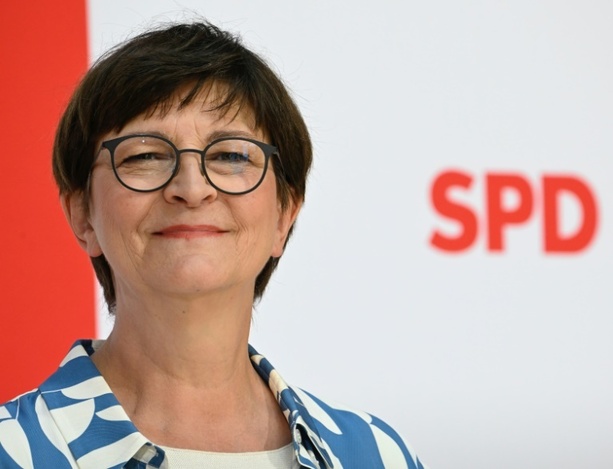 Bild vergrößern: SPD-Chefin Esken fordert höhere Löhne und Reform von Mindestlohn-Kommission