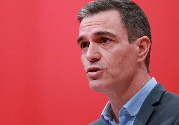 Bild vergrößern: Rücktrittsdrohung: Spaniens Regierungschef Sanchez bleibt im Amt