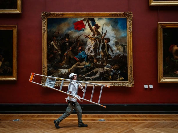 Bild vergrößern: Berühmtes Freiheits-Gemälde im Pariser Louvre nach Restaurierung wieder zu sehen