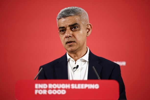 Bild vergrößern: Londons Bürgermeister Khan wiedergewählt - Herbe Verluste für Tories bei Kommunalwahl