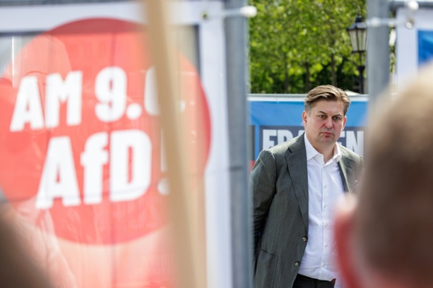 Bild vergrößern: Büro von AfD-Politiker Krah in Europaparlament durchsucht
