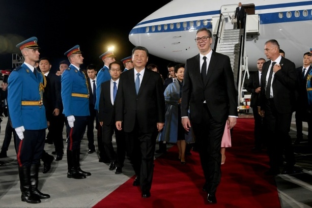 Bild vergrößern: Chinas Präsident Xi trifft auf Europareise serbischen Staatschef Vucic