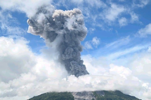 Bild vergrößern: 1,5 Kilometer hohe Aschewolke bei Vulkanausbruch in Indonesien