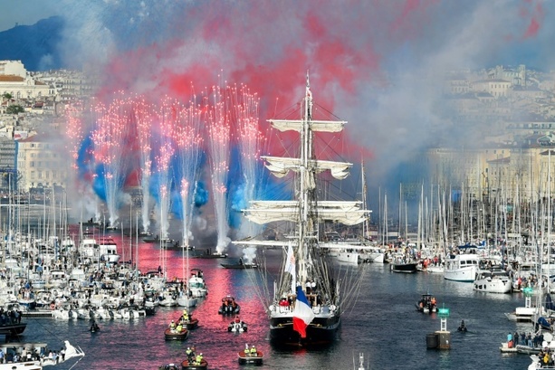 Bild vergrößern: Olympisches Feuer erreicht Frankreich: Mehr als 150.000 Menschen feiern in Marseille