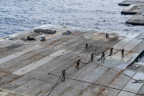 Bild vergrößern: US-Hilfsschiff verlässt Zypern in Richtung Gazastreifen