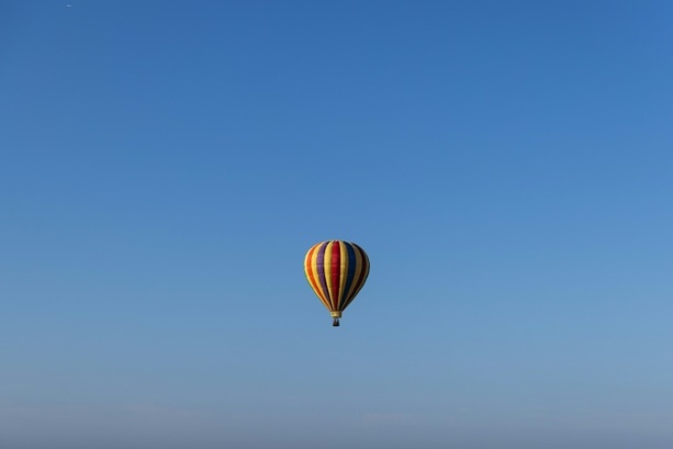 Bild vergrößern: Schreck für Bewohner: Heißluftballon schleift über Hausdach