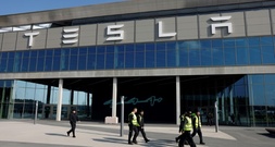 Proteste gegen Tesla in Brandenburg: Polizei verhindert Vordringen auf Werksgelände
