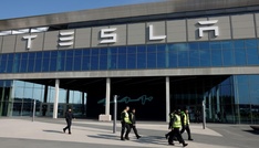 Proteste gegen Tesla in Brandenburg: Polizei verhindert Vordringen auf Werksgelände