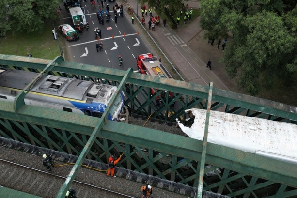 Bild vergrößern: Mindestens 30 Verletzte bei Zusammenstoß zweier Züge in Buenos Aires
