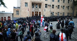 Proteste in Georgien: Demonstranten harren vor Parlament in Tiflis aus