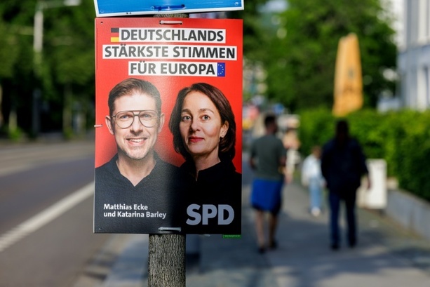 Bild vergrößern: Bundestag debattiert über Angriffe auf Politiker in Aktueller Stunde