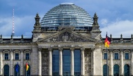 Drohne flog mit russischer Fahne am Reichstagsgebäude in Berlin