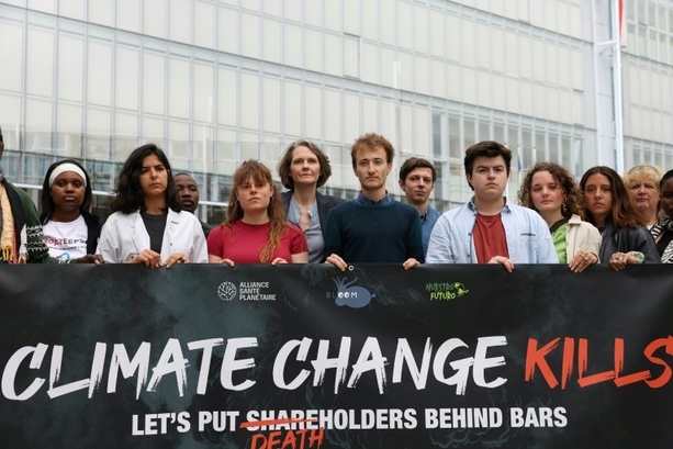 Bild vergrößern: Neue Klimaklage gegen TotalEnergies: Organisationen verklagen Energieriesen
