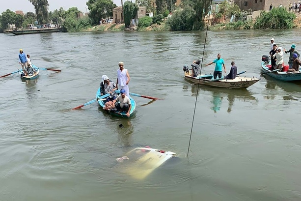 Bild vergrößern: Kleinbus stürzt von Fähre in den Nil: Mindestens zehn Tote in Ägypten