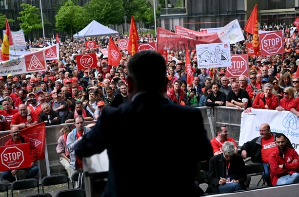 Bild vergrößern: Tausende Thyssenkrupp-Angestellte protestieren in Essen gegen Verkaufspläne