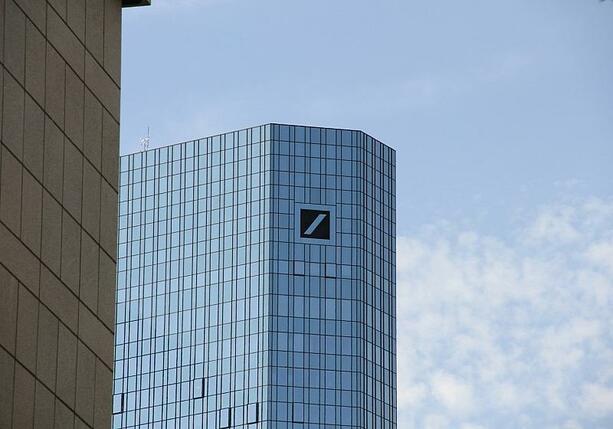 Bild vergrößern: Ex-Deutsche-Bank-Chef Ackermann würdigt verstorbenen Vorgänger