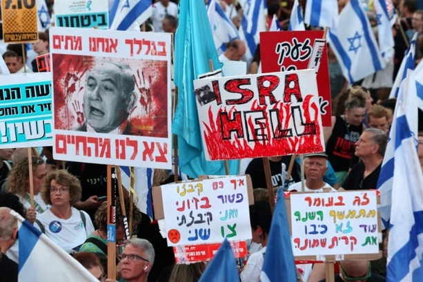 Bild vergrößern: Erneut Proteste gegen Netanjahu - Trauer um acht im Gazastreifen getötete Soldaten
