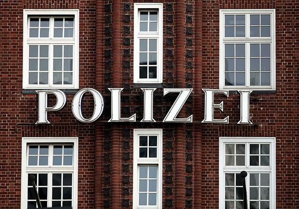 Bild vergrößern: Hamburg: Polizei schießt bewaffneten Mann nieder