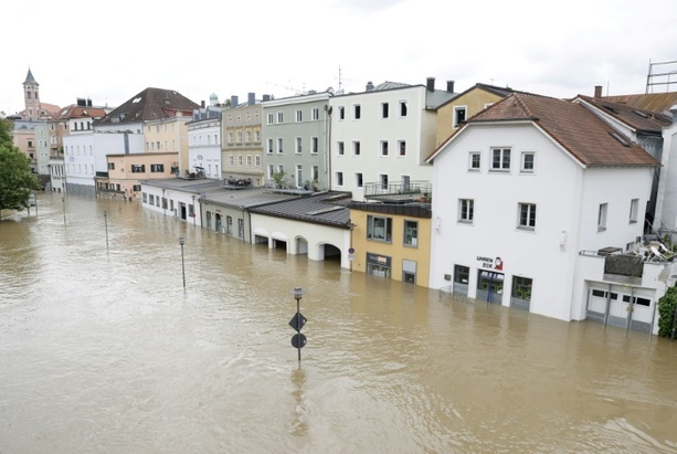 Bild vergrößern: Länder-Chef Rhein kritisiert FDP für Ablehnung von Hochwasser-Versicherungspflicht