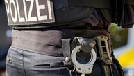 Polizist stoppt mit Messer bewaffneten Mann in Niedersachsen durch Schuss ins Bein