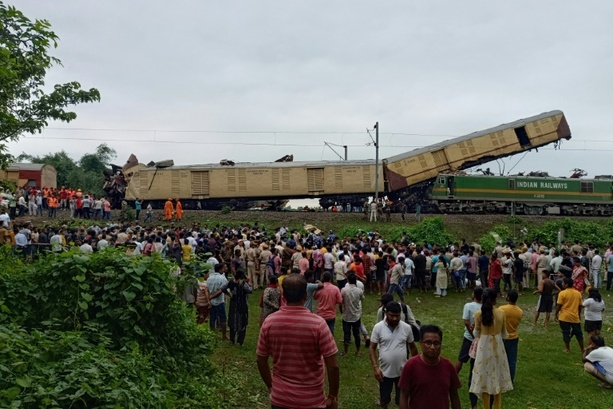 Bild vergrößern: Mindestens acht Tote bei Zugunglück in Indien