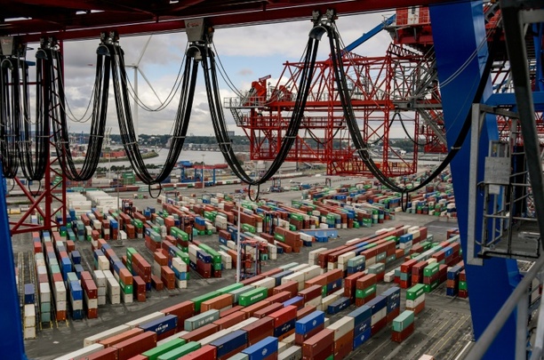 Bild vergrößern: Gut 1000 Hafen-Beschäftigte streiken in Hamburg - Tarifpartner verhandeln