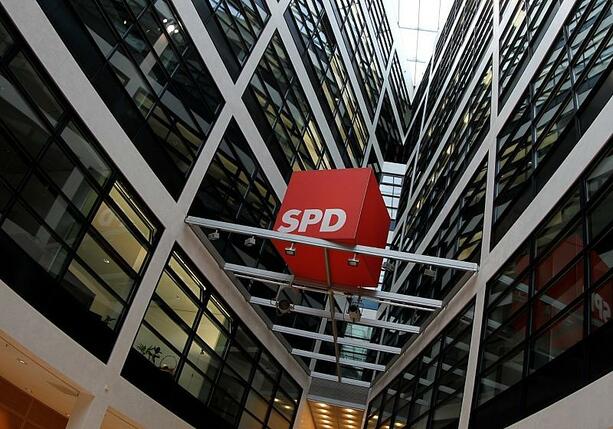 Bild vergrößern: SPD-Linke reicht Mitgliederbegehren zum Haushalt bei Parteispitze ein