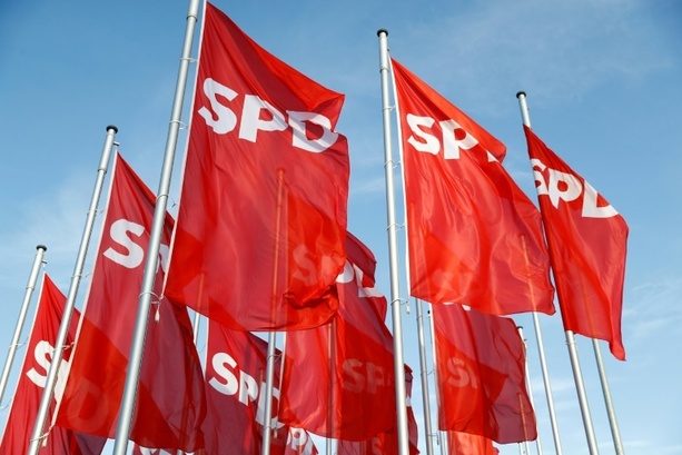 Bild vergrößern: Haushaltsstreit: SPD-Linke macht Druck auf Scholz - Lindner verteidigt Kürzungen