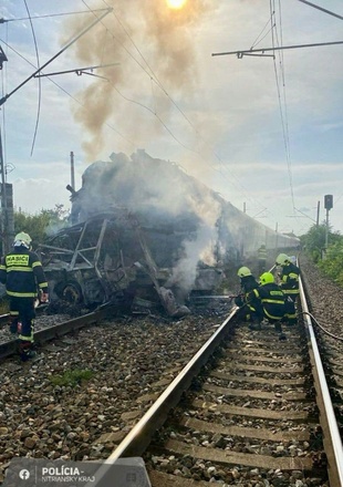 Bild vergrößern: Mindestens sechs Tote bei Kollision zwischen Zug und Bus in der Slowakei
