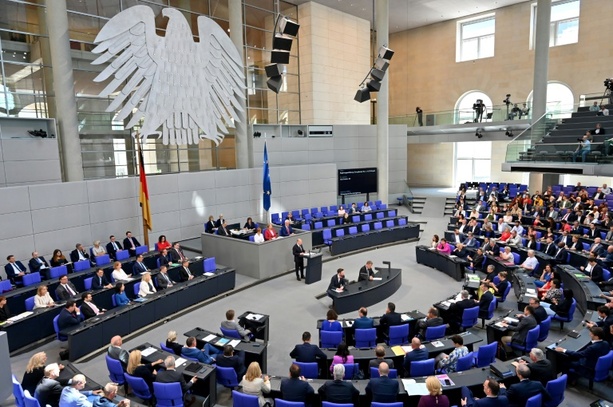 Bild vergrößern: Bundestag berät über strengere Regeln für Mittelverwendung durch Fraktionen