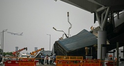 Dach von Flughafen in Neu Delhi stürzt teilweise ein - ein Toter