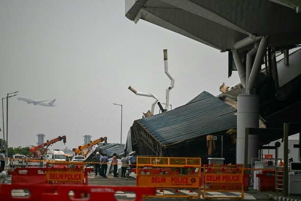 Bild vergrößern: Dach von Flughafen in Neu Delhi stürzt teilweise ein - ein Toter