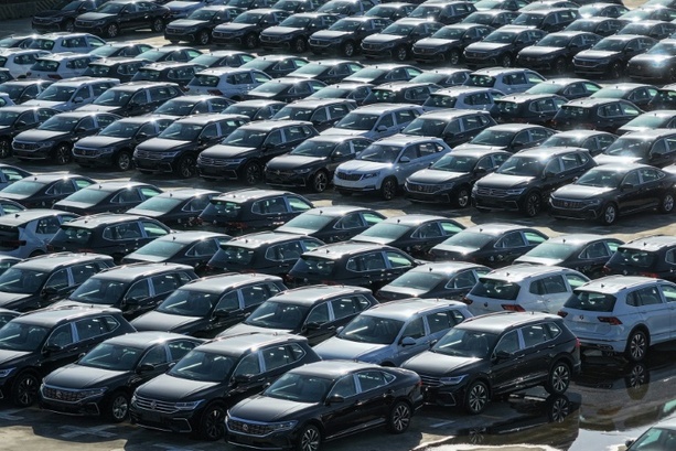 Bild vergrößern: CO2-Emissionen und Verbrenner: Klima-Klage gegen VW scheitert auch in Berufung