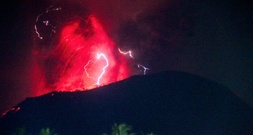 Indonesischer Vulkan Ibu erneut zweimal ausgebrochen