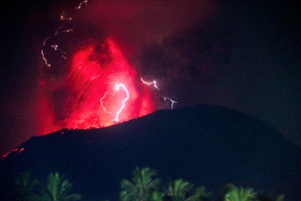 Bild vergrößern: Indonesischer Vulkan Ibu erneut zweimal ausgebrochen