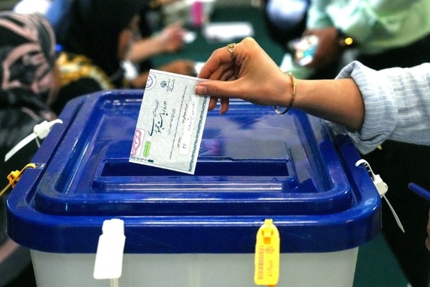 Bild vergrößern: Präsidentenwahl im Iran: Reformer Peseschkian nach ersten Ergebnissen knapp vor Dschalili
