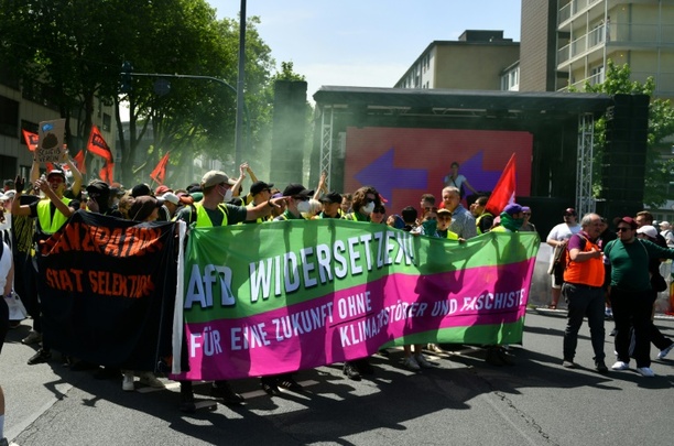 Bild vergrößern: Veranstalter: Über 50.000 Menschen nehmen an Großdemonstration gegen AfD teil