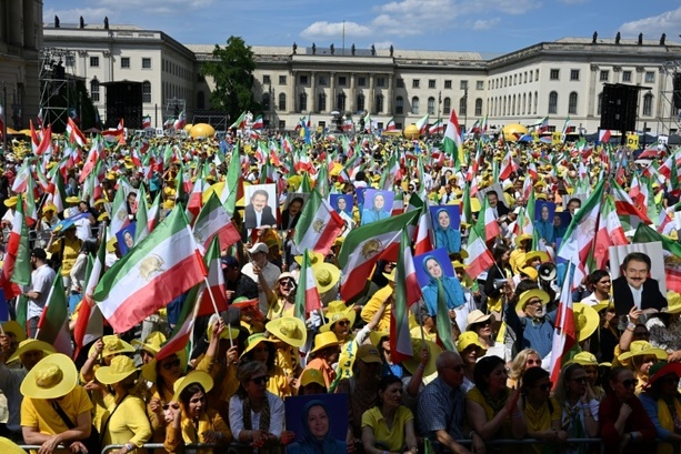 Bild vergrößern: Tausende Exil-Iraner protestieren in Berlin gegen Schein-Präsidentenwahl
