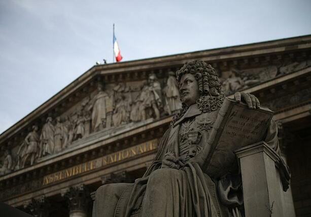 Bild vergrößern: Erste Runde der Parlamentswahl in Frankreich gestartet