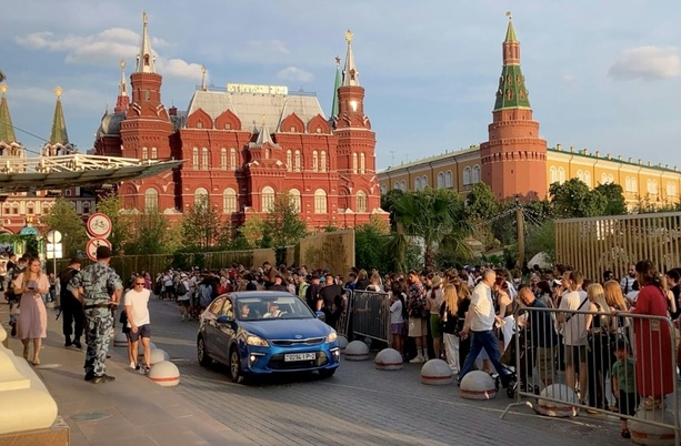 Bild vergrößern: Russische Medien: US-Rapper Kanye West auf Privatbesuch in Moskau