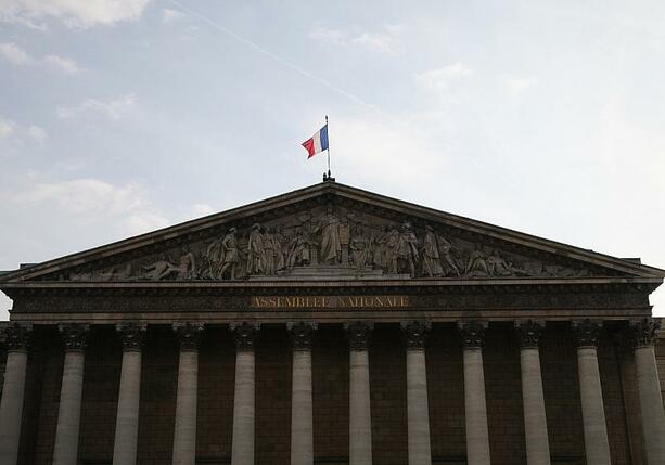 Bild vergrößern: Kräftiger Rechtsruck bei Parlamentswahl in Frankreich