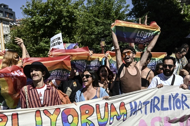 Bild vergrößern: Hunderte gehen trotz Verbots bei Pride-Parade in Istanbul auf die Straße