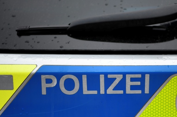 Bild vergrößern: Drei Tote bei schwerem Verkehrsunfall auf Landstraße in Sachsen-Anhalt