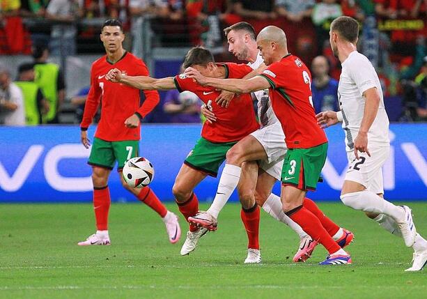 Bild vergrößern: Fußball-EM: Portugal gewinnt Achtelfinale gegen Slowenien