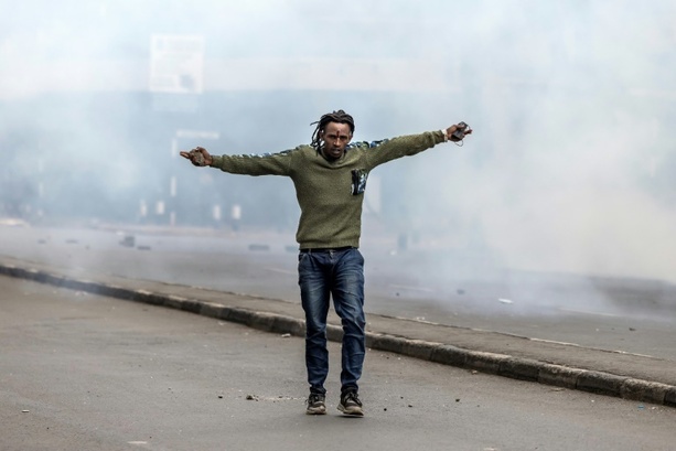 Bild vergrößern: Neue Proteste in Kenia: Polizei setzt Tränengas gegen Demonstranten ein